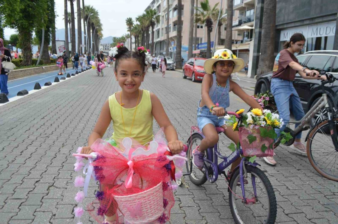 Marmarisli öğrenciler doğa için pedal çevirip dans etti