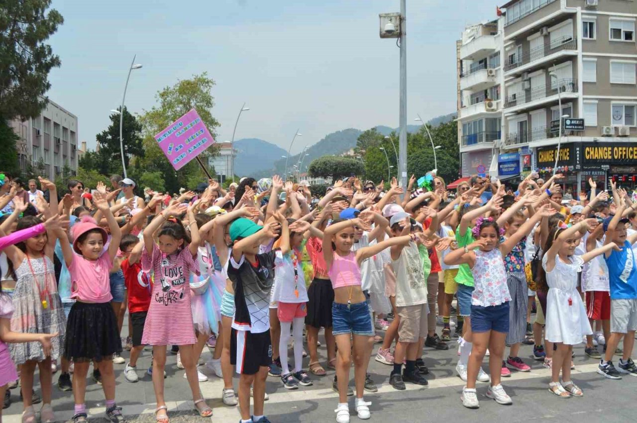 Marmarisli öğrenciler doğa için pedal çevirip dans etti