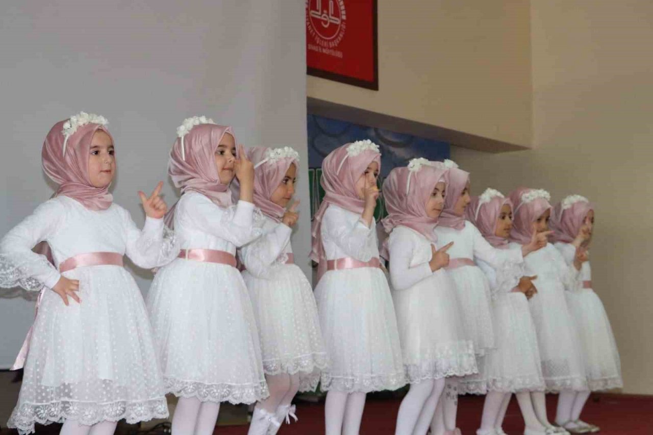 Miniklerin yıl sonu sevinci