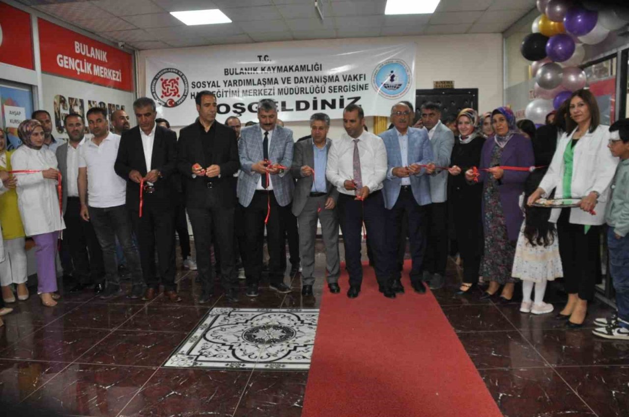 Bulanık’ta depremzedeler yararına yılsonu sergisi