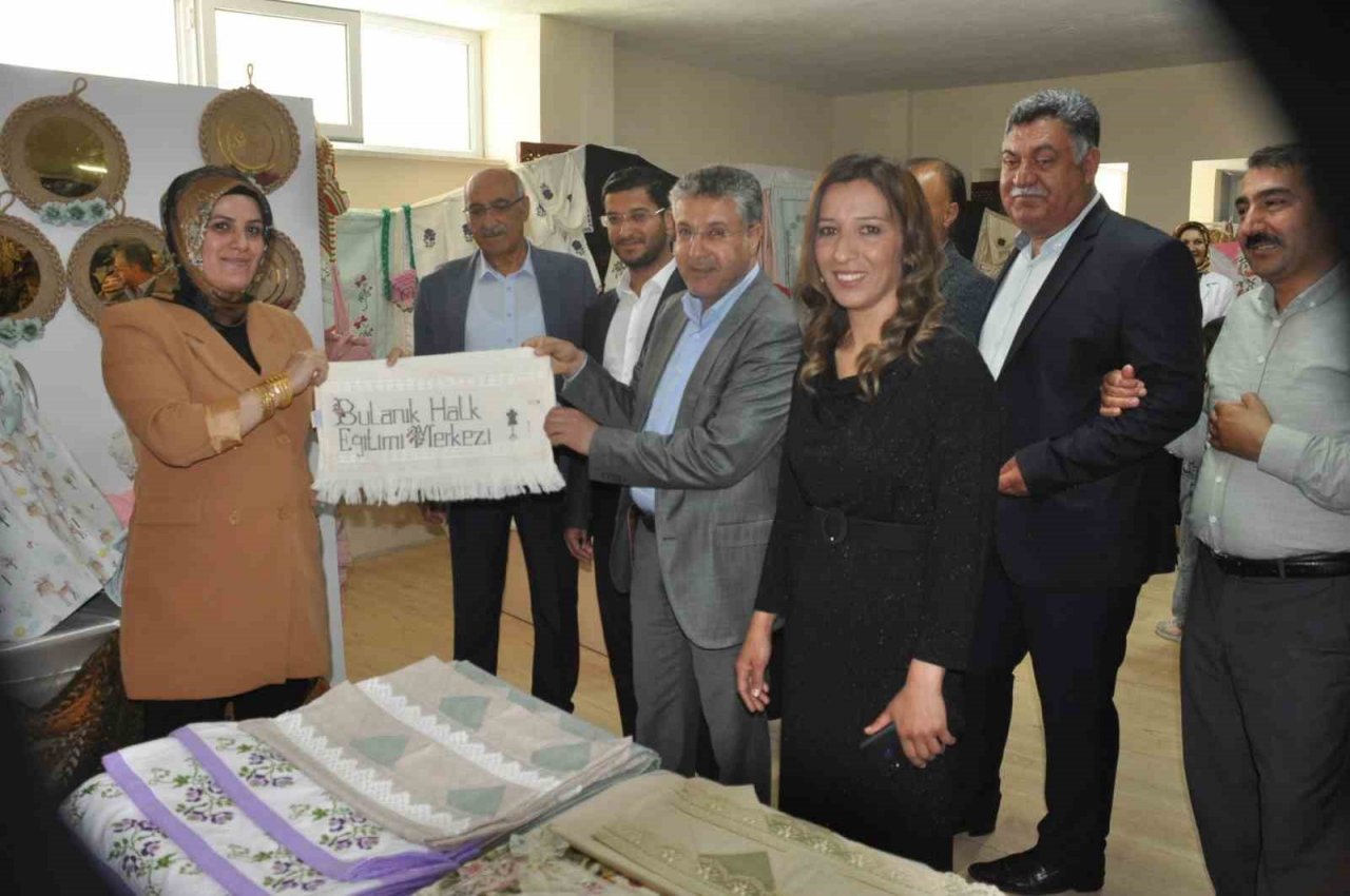 Bulanık’ta depremzedeler yararına yılsonu sergisi