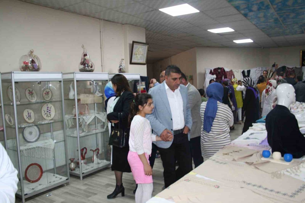 Bulanık’ta depremzedeler yararına yılsonu sergisi