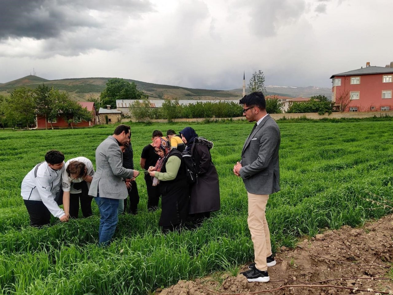 Veteriner hekim olmak isteyen çocuklar meslek hakkında bilgi aldı