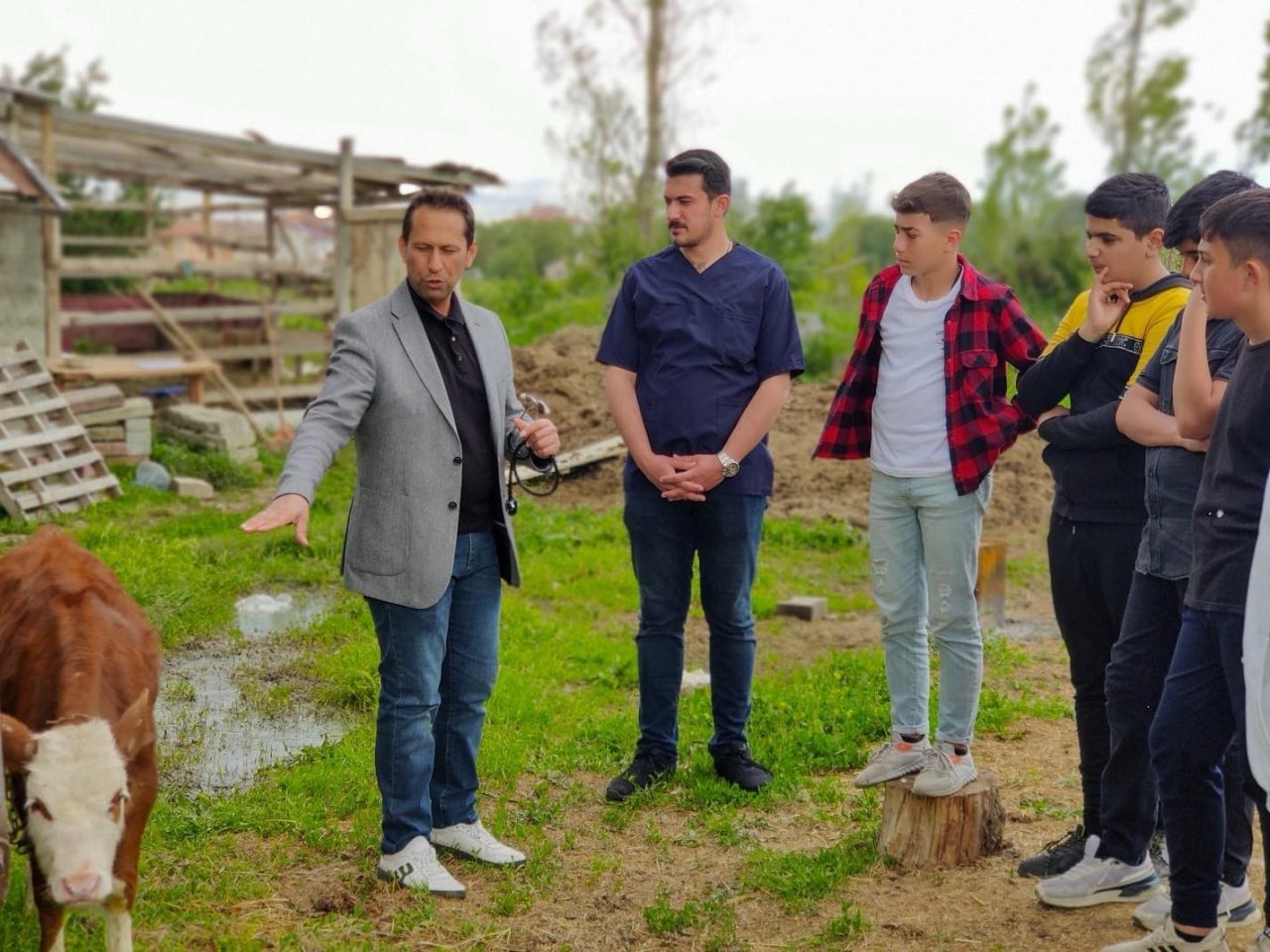 Veteriner hekim olmak isteyen çocuklar meslek hakkında bilgi aldı