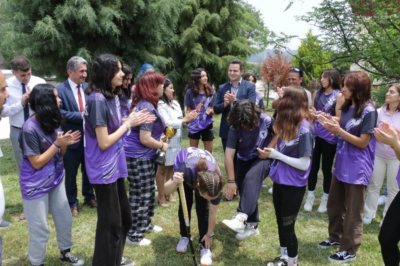 Milli Eğitim Müdürü Çay, Türkiye hokey şampiyonlarının sevincine ortak oldu