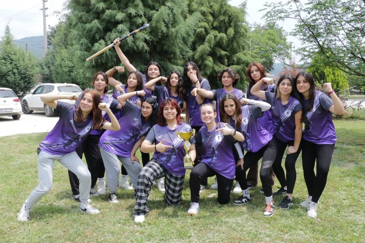 Milli Eğitim Müdürü Çay, Türkiye hokey şampiyonlarının sevincine ortak oldu