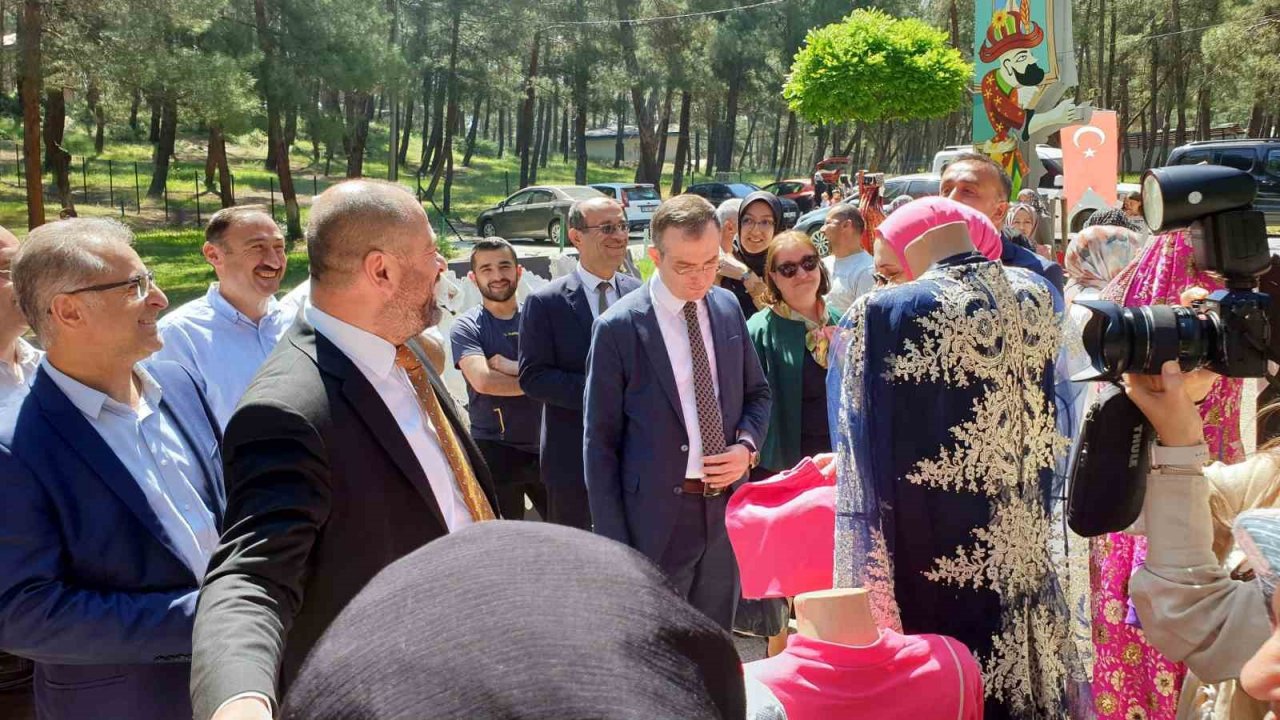 Orhaneli’nde şölen havasında yılsonu sergisi