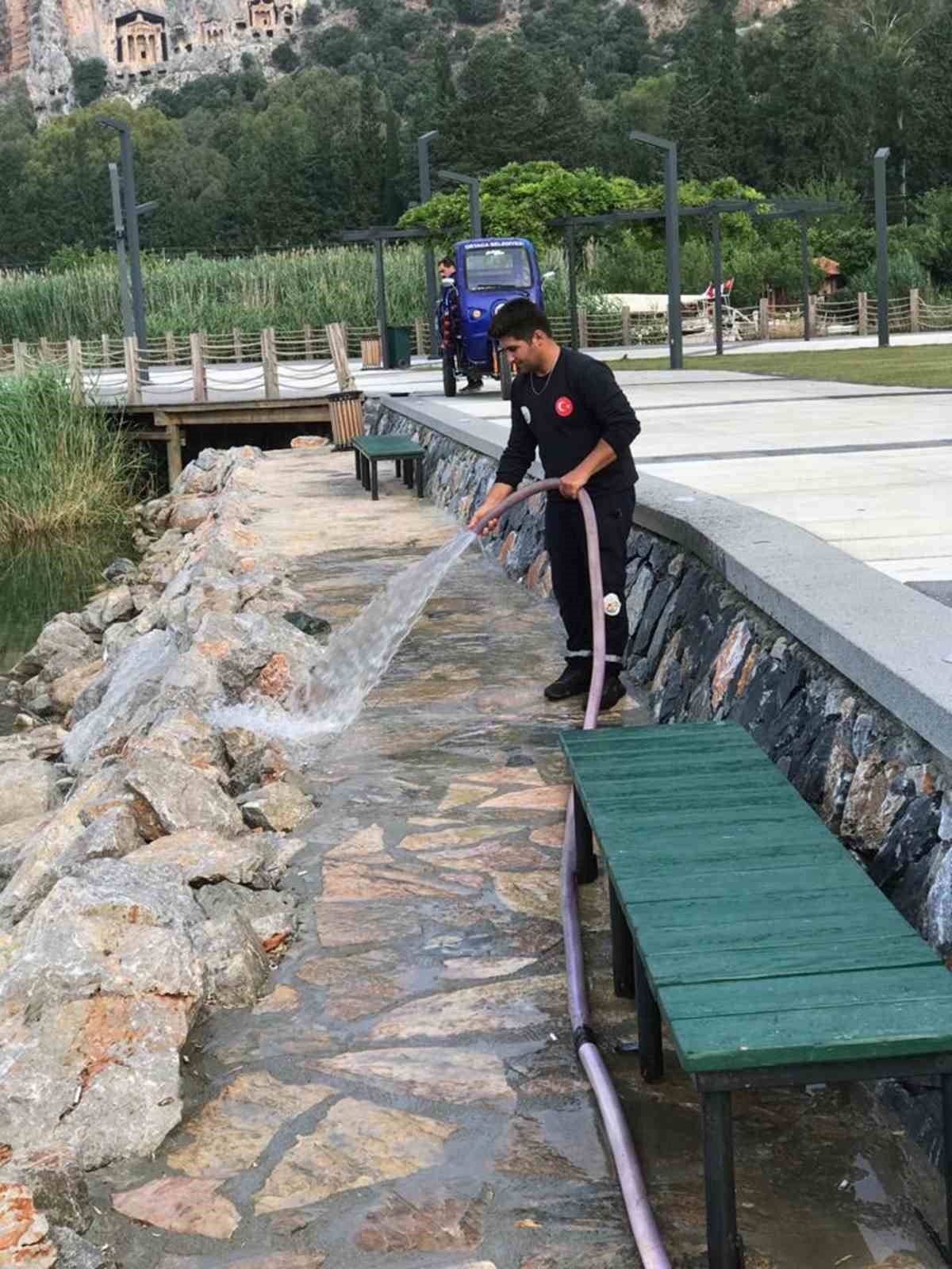 Ortaca’da yol kenarlarındaki büyüyen otlar temizleniyor