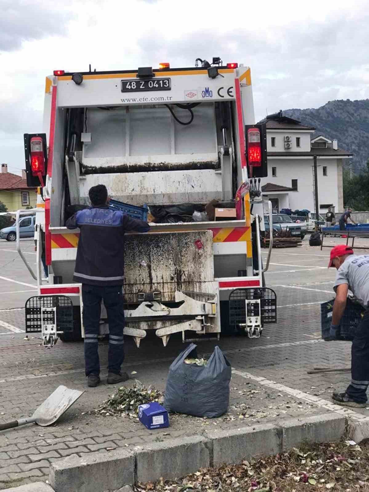 Ortaca’da yol kenarlarındaki büyüyen otlar temizleniyor