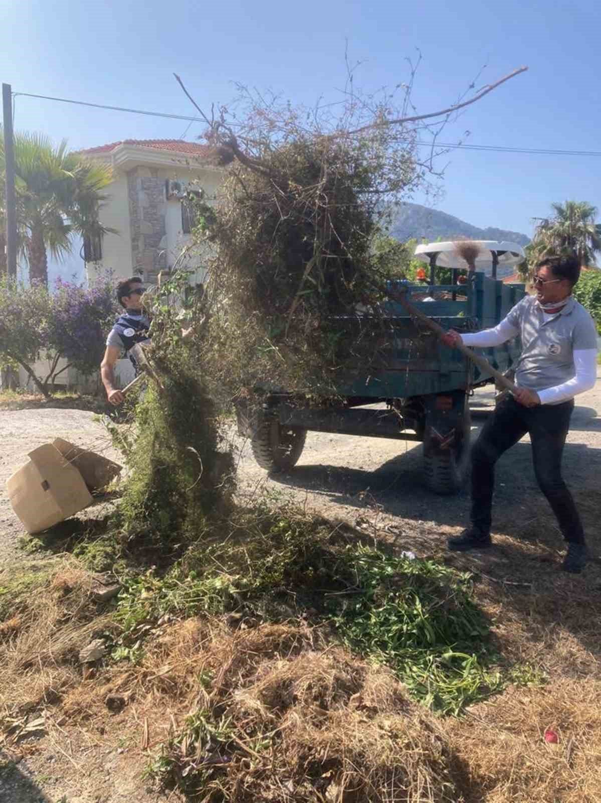 Ortaca’da yol kenarlarındaki büyüyen otlar temizleniyor