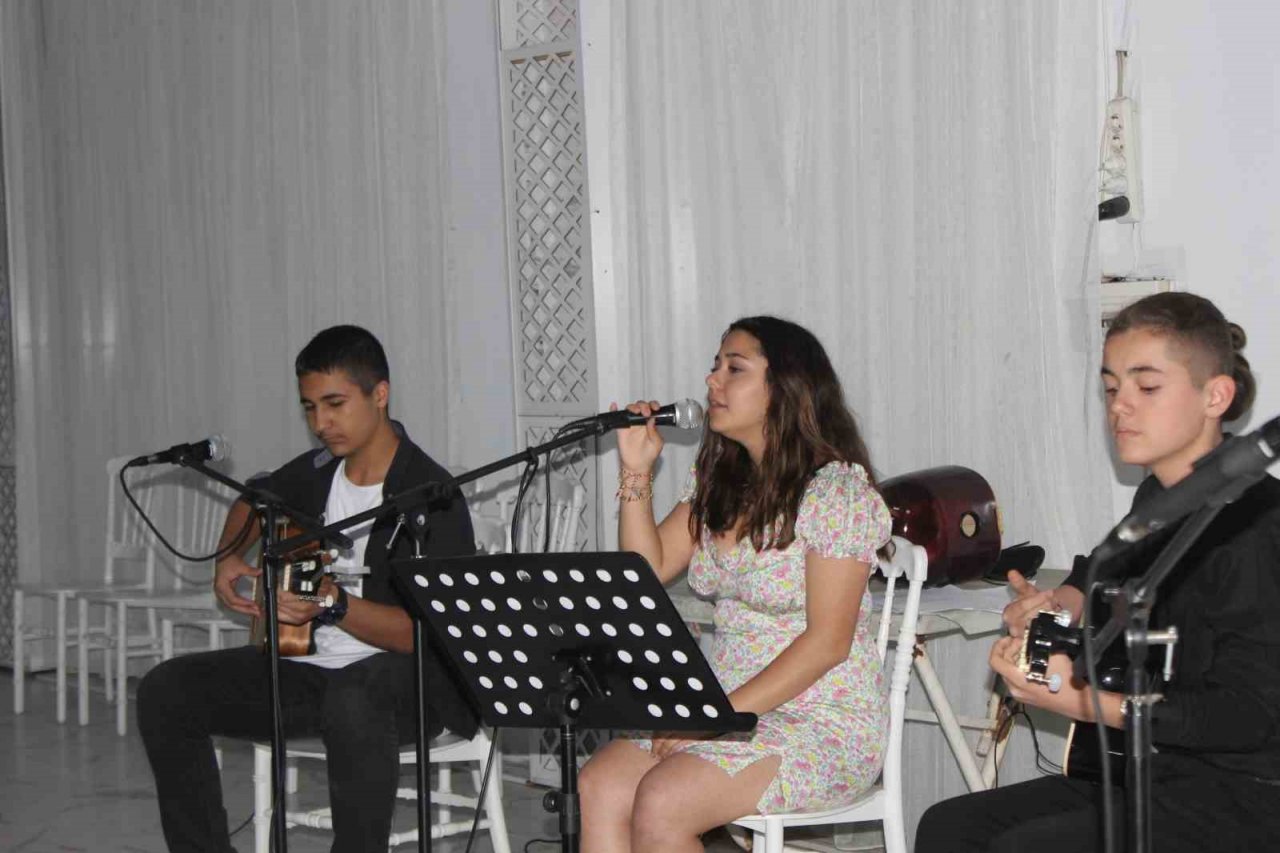 Halk eğitimi merkezi kursiyerlerinden müzik ziyafeti