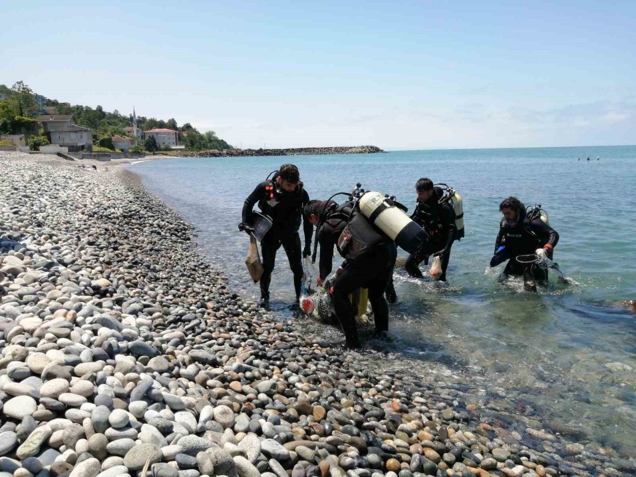 RTEÜ’lü öğrenciler ve akademisyenler kıyı ve sualtı temizliği yaptı