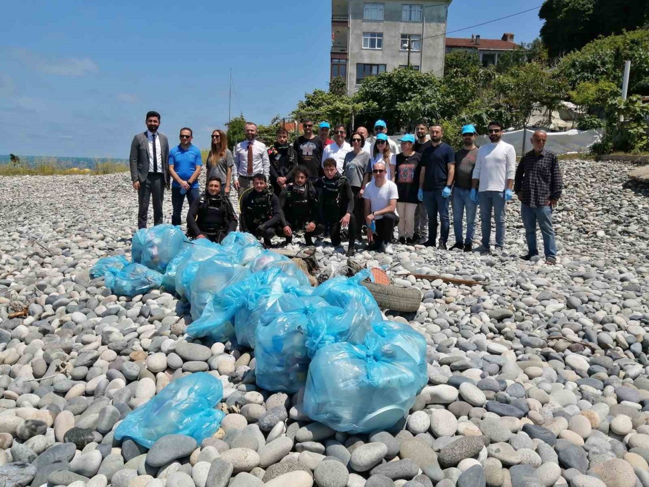 RTEÜ’lü öğrenciler ve akademisyenler kıyı ve sualtı temizliği yaptı