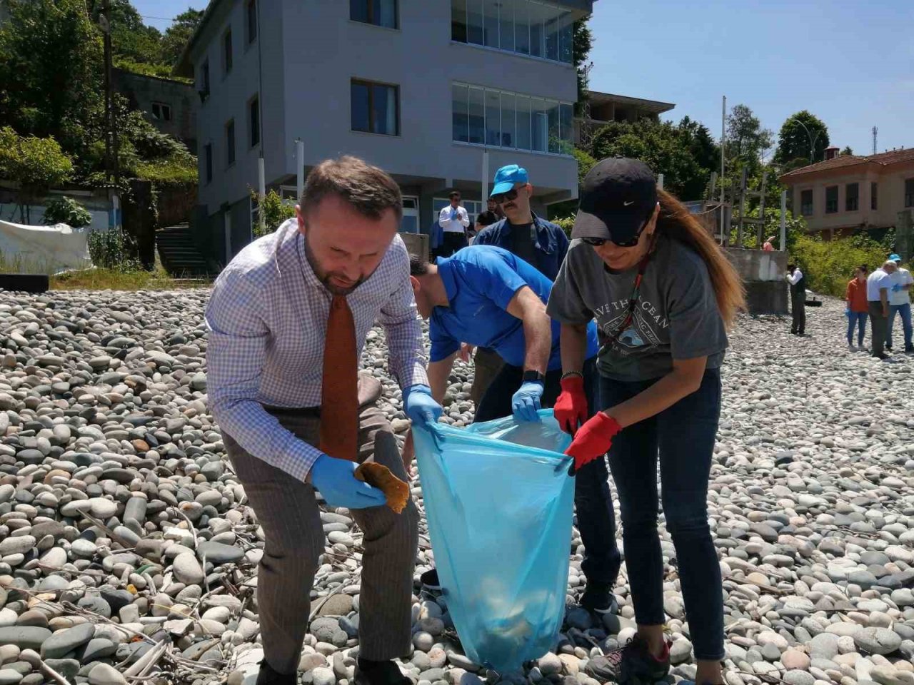 RTEÜ’lü öğrenciler ve akademisyenler kıyı ve sualtı temizliği yaptı