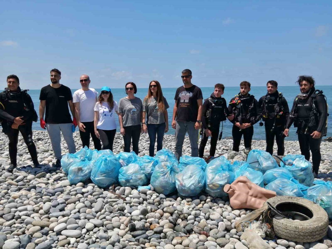 RTEÜ’lü öğrenciler ve akademisyenler kıyı ve sualtı temizliği yaptı