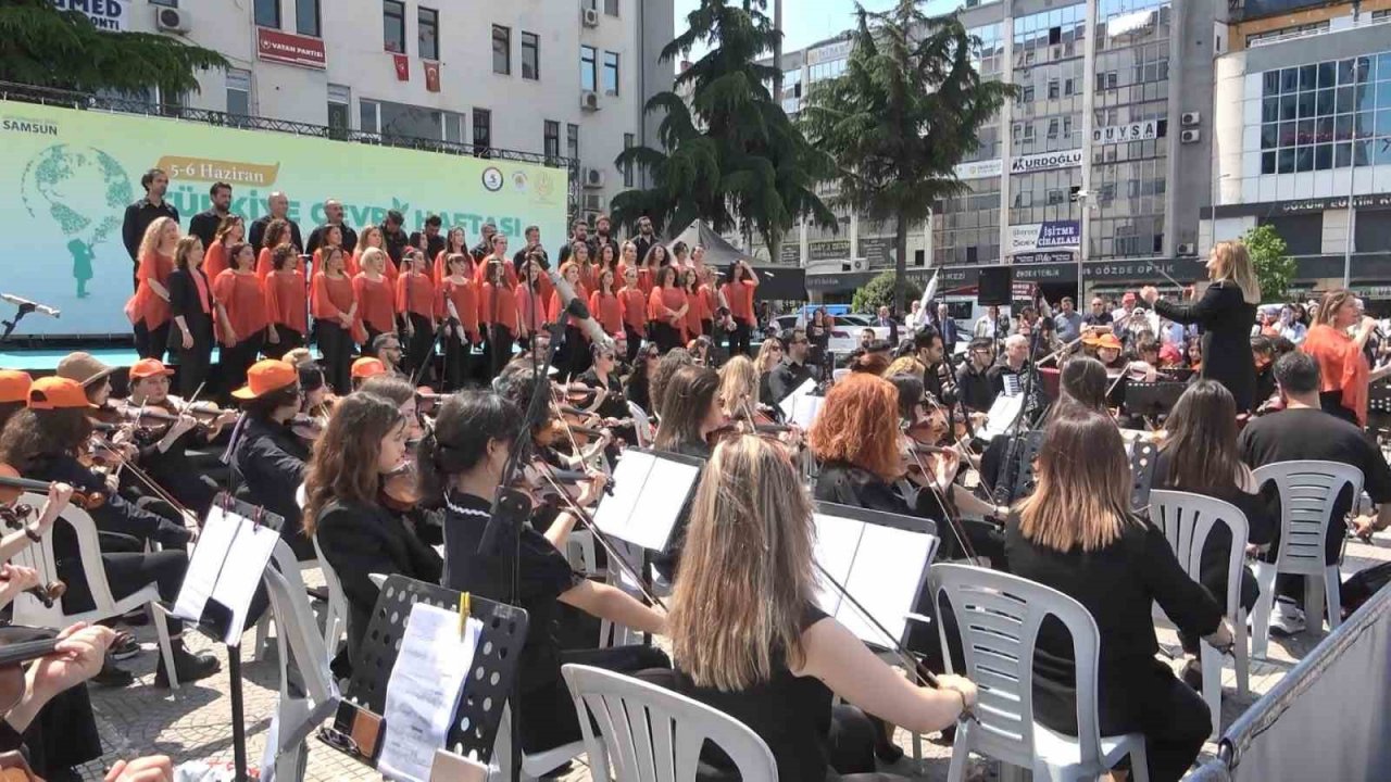 135 müzik öğretmeninden meydanda unutulmaz konser