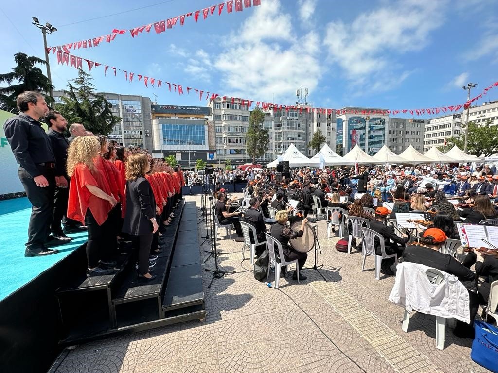 135 müzik öğretmeninden meydanda unutulmaz konser