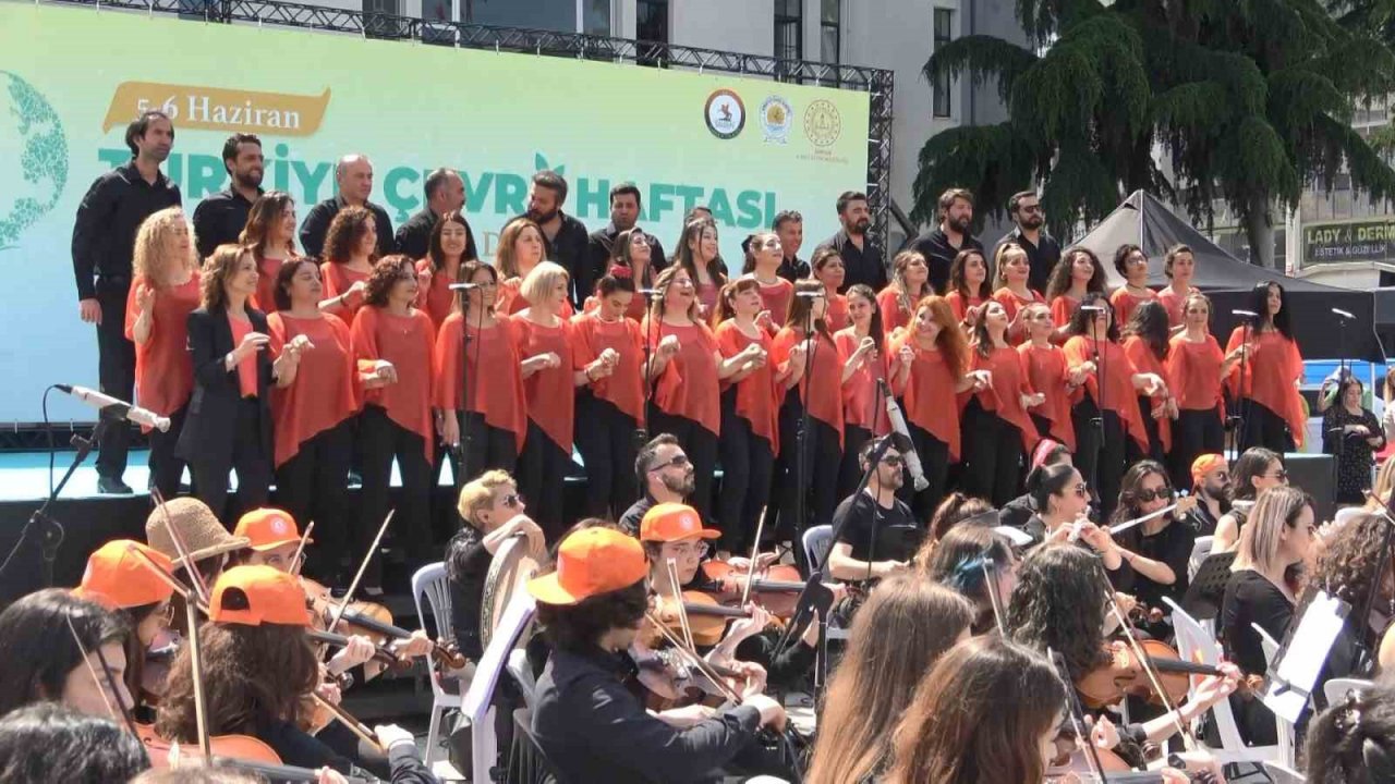 135 müzik öğretmeninden meydanda unutulmaz konser