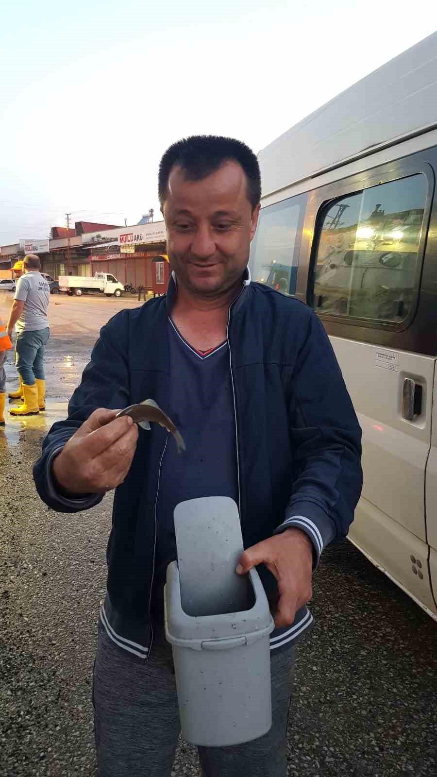 Samsun’da selden etkilenen balıklar ırmağa bırakıldı