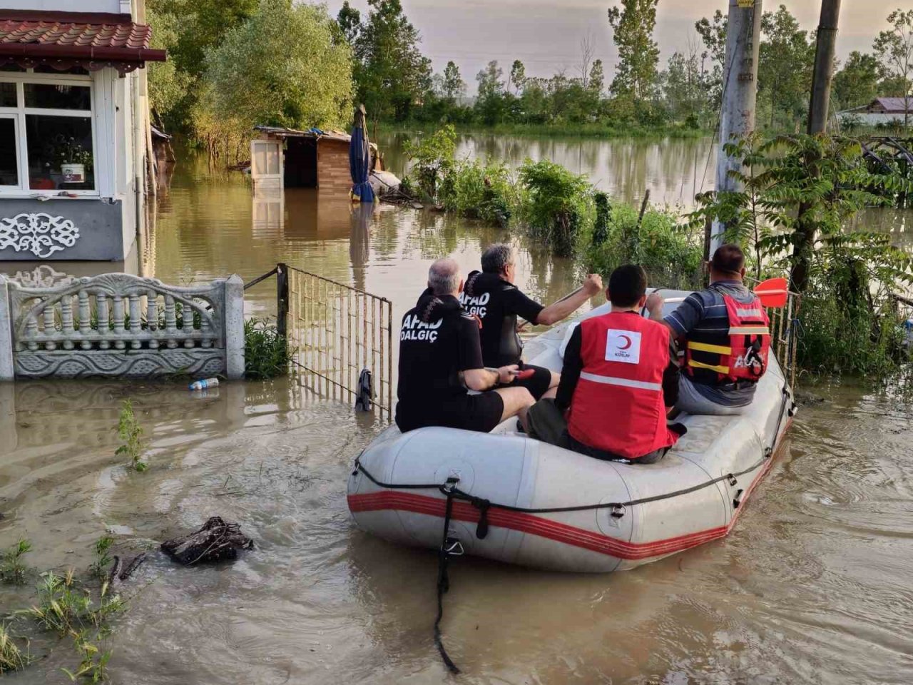 Samsun’da AFAD ve Kızılay selzedelerin imdadına yetişti