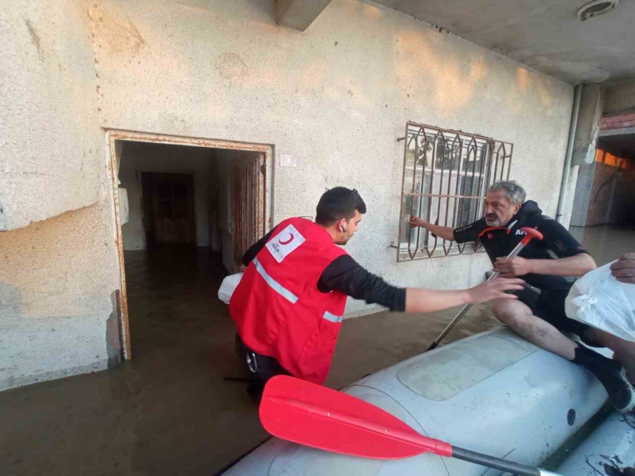 Samsun’da AFAD ve Kızılay selzedelerin imdadına yetişti