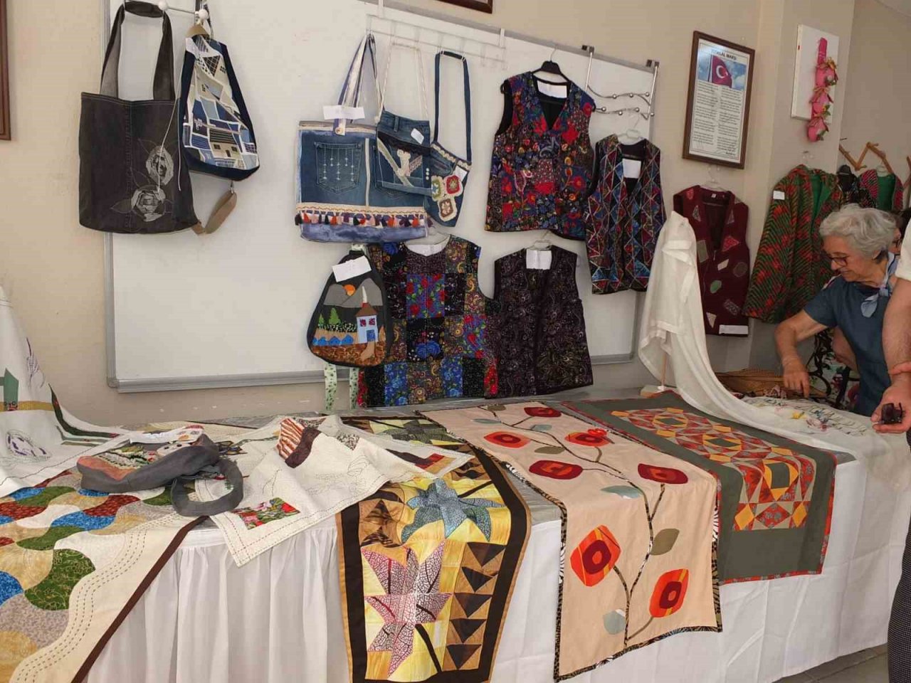 Bu sergideki ürünlerin geliri kanserli kadınlara