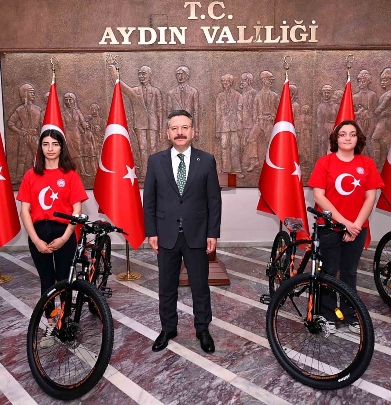 Sökeli öğrencilerden şemsiye kumaşından etek, bin düğmeden tablo