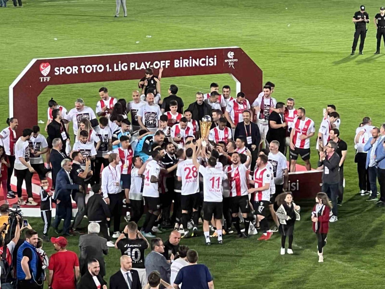 Süper Lig’e yükselen Pendikspor kupasını coşkuyla kaldırdı