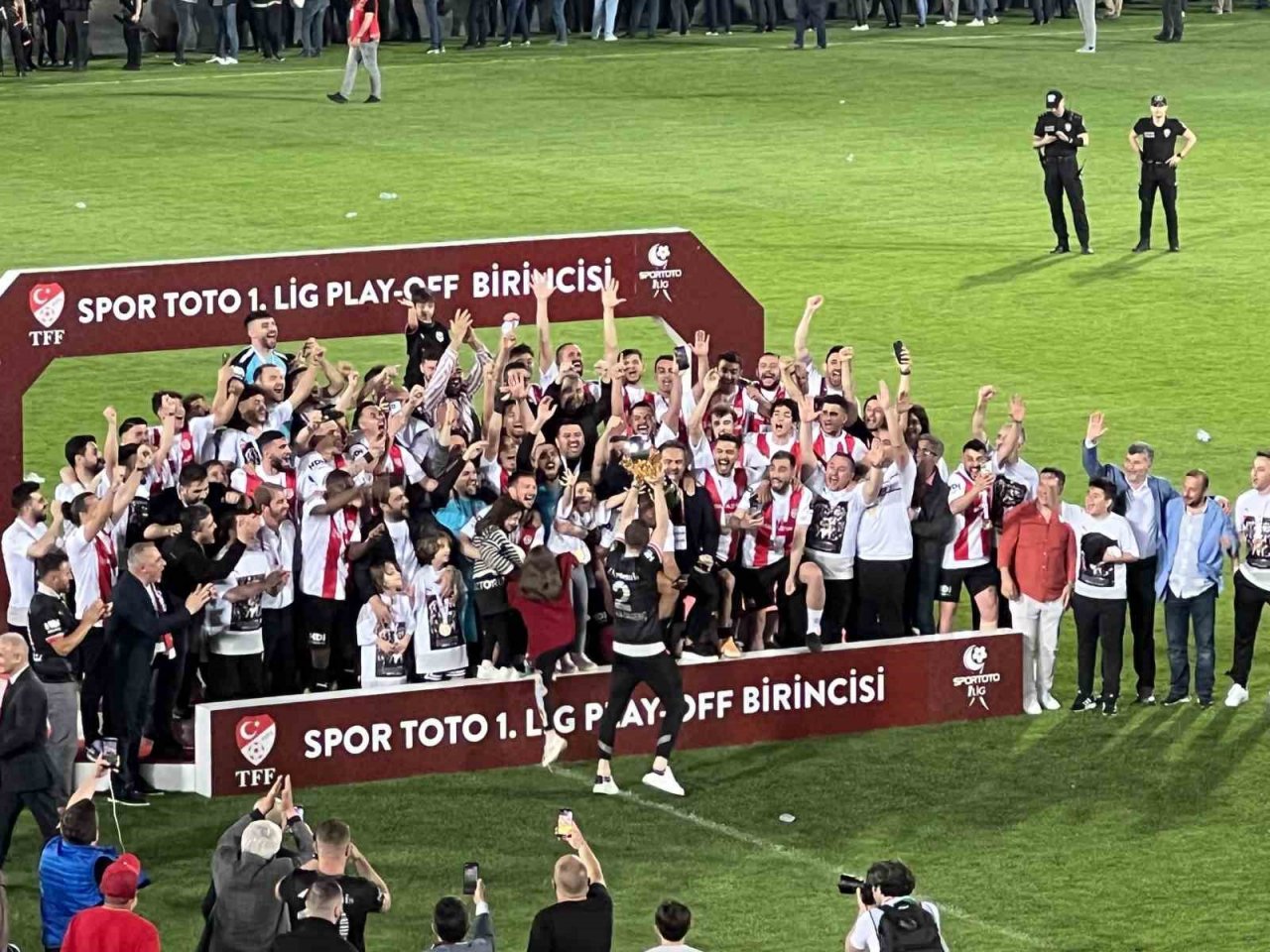 Süper Lig’e yükselen Pendikspor kupasını coşkuyla kaldırdı