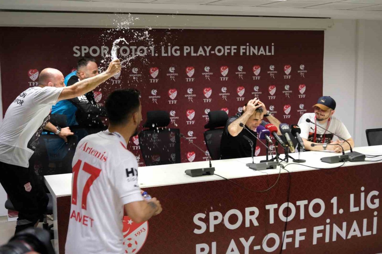 Pendikspor takımından basın toplantısında sulu kutlama