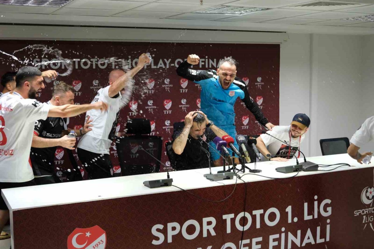 Pendikspor takımından basın toplantısında sulu kutlama