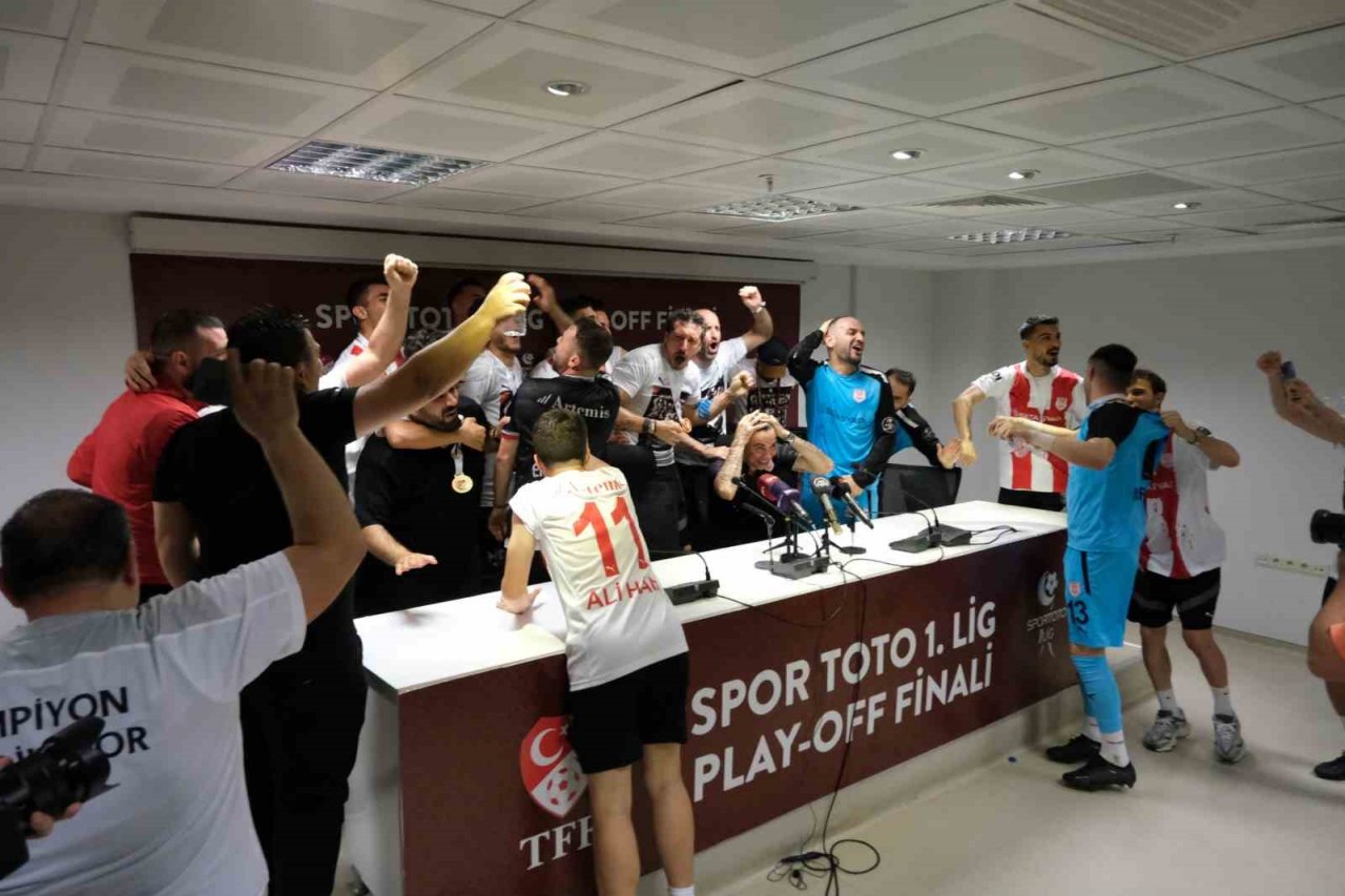 Pendikspor takımından basın toplantısında sulu kutlama