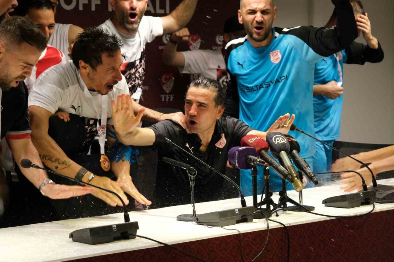 Pendikspor takımından basın toplantısında sulu kutlama