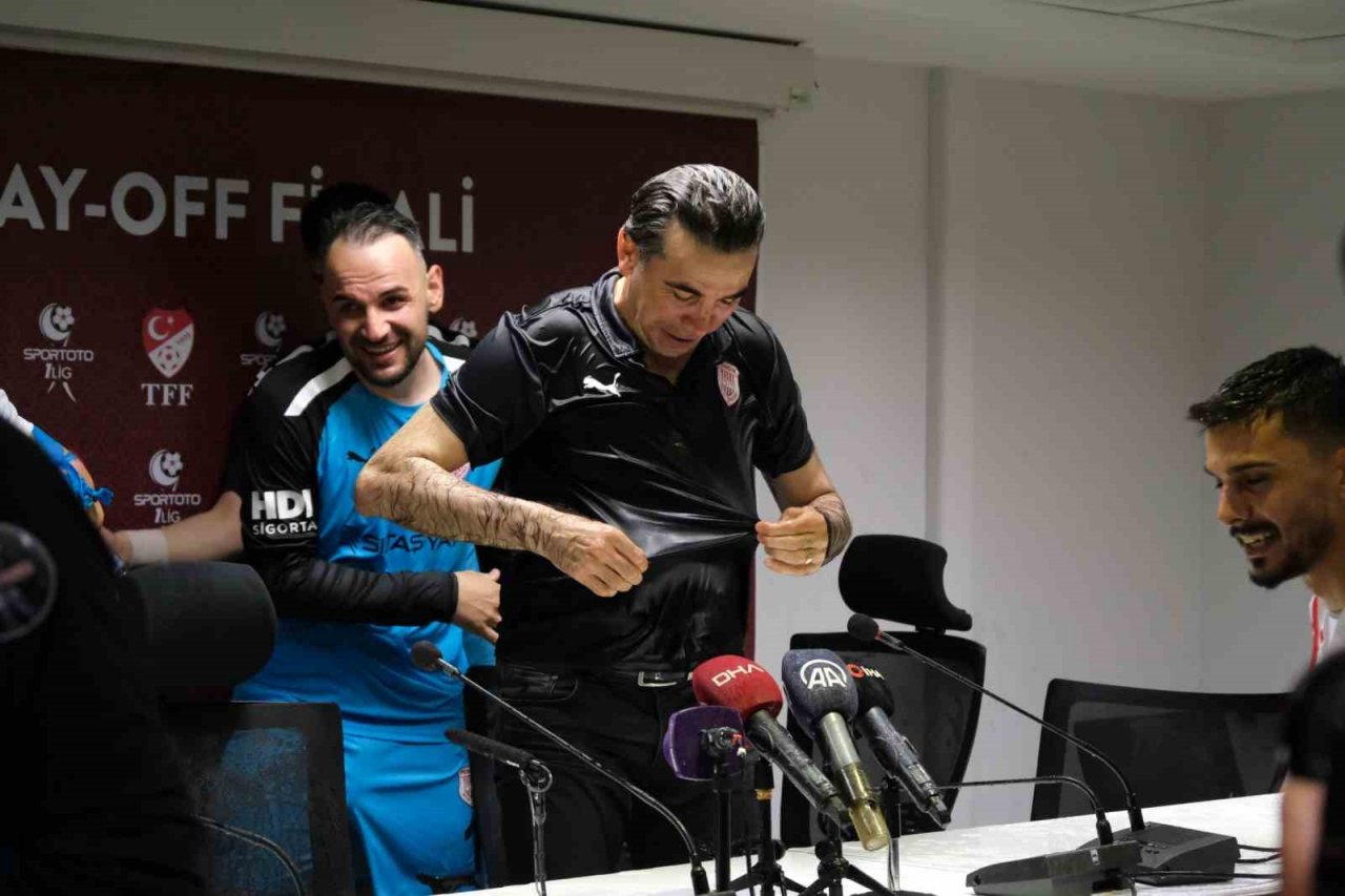 Pendikspor takımından basın toplantısında sulu kutlama