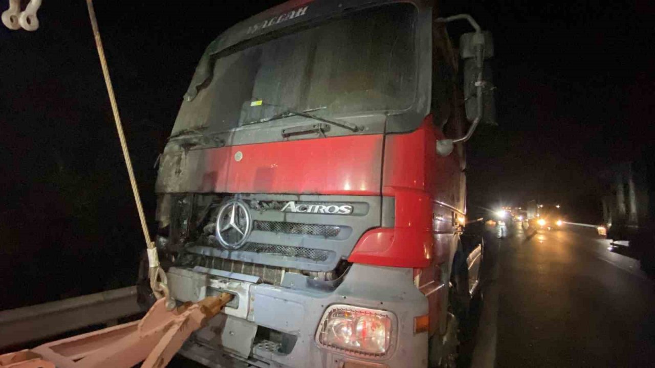 TEM’de alev topuna dönen tır trafiği durdurdu