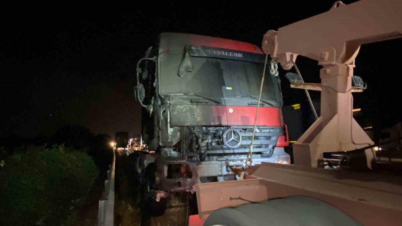 TEM’de alev topuna dönen tır trafiği durdurdu