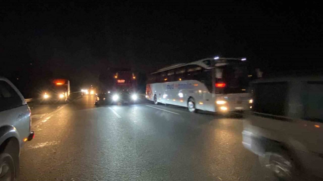 TEM’de alev topuna dönen tır trafiği durdurdu