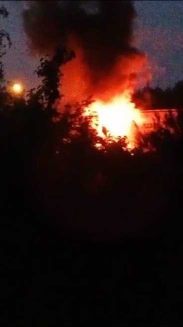 TEM’de alev topuna dönen tır trafiği durdurdu