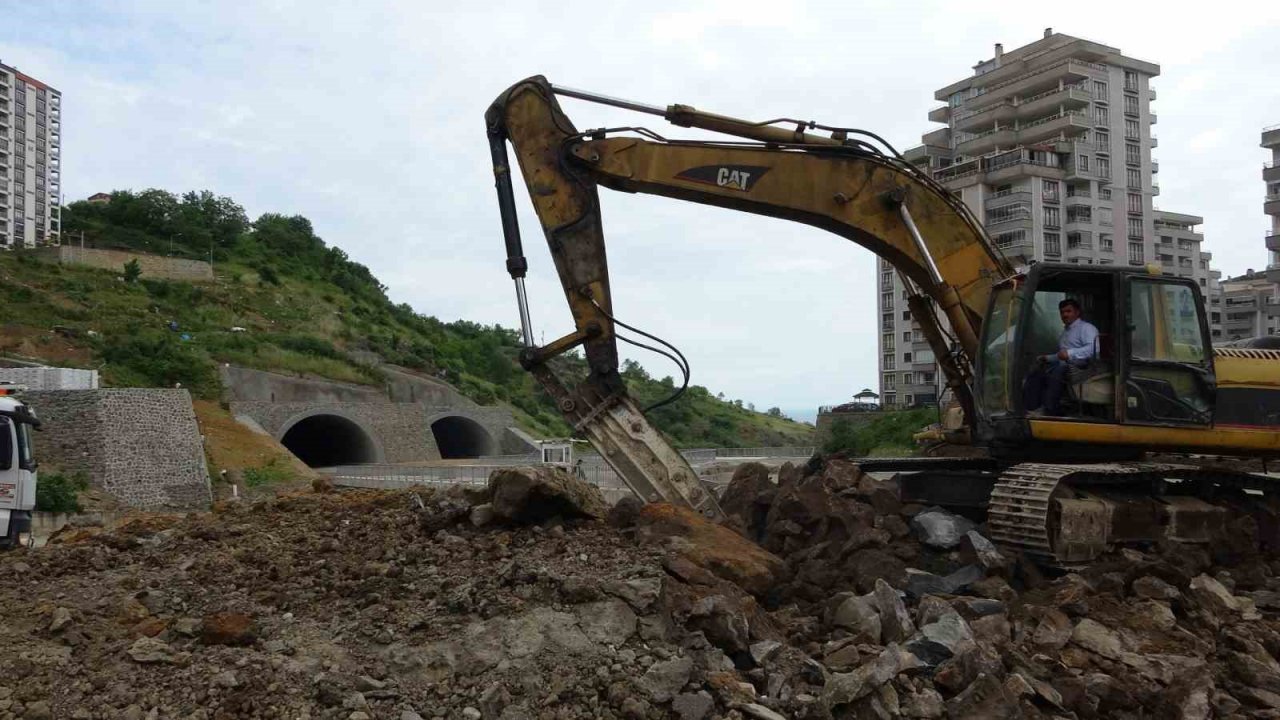 Türkiye’nin en maliyetli şehir içi yollarından Kanuni Bulvarı’nda çalışmalar hız kesmiyor