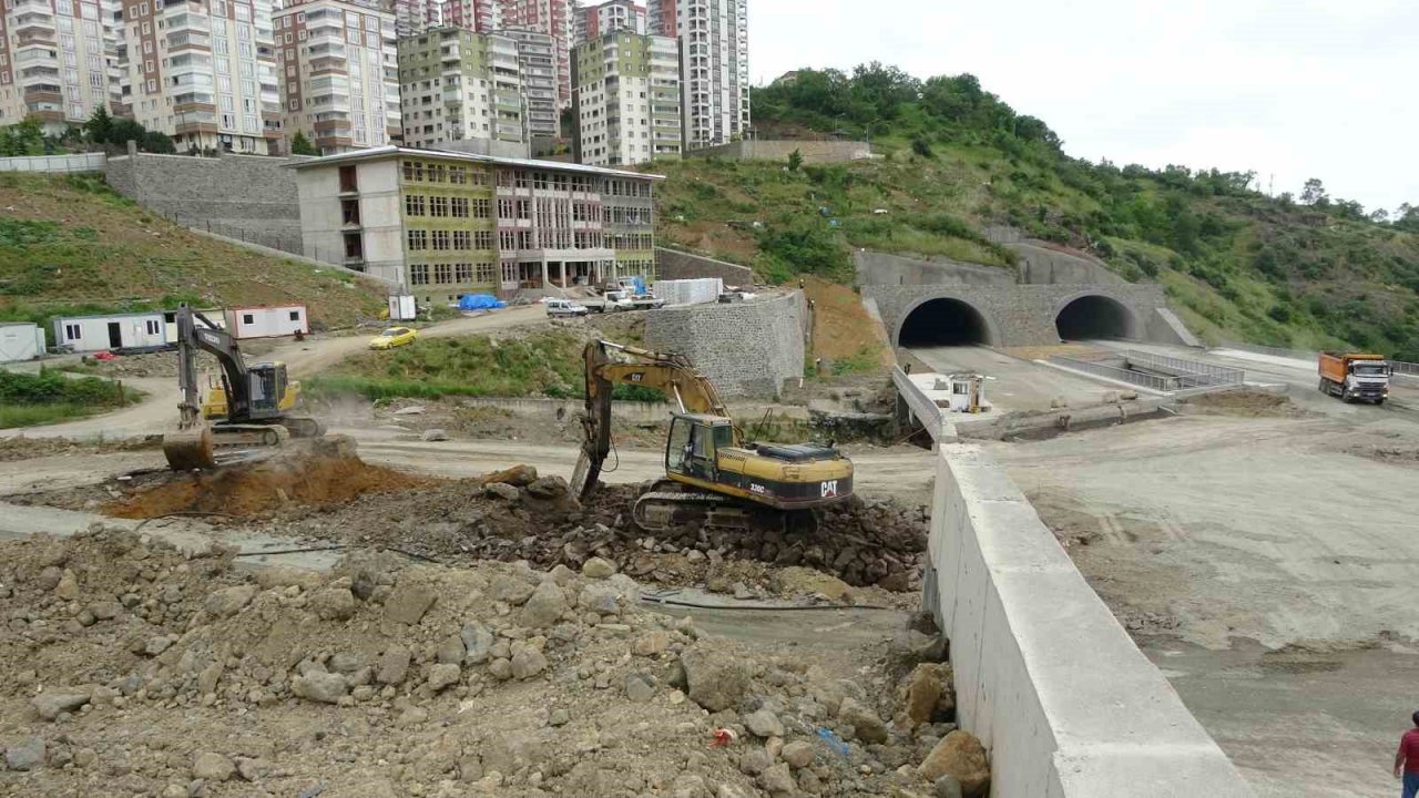 Türkiye’nin en maliyetli şehir içi yollarından Kanuni Bulvarı’nda çalışmalar hız kesmiyor