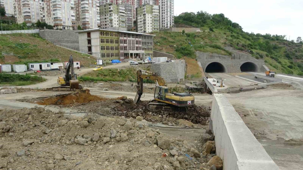 Türkiye’nin en maliyetli şehir içi yollarından Kanuni Bulvarı’nda çalışmalar hız kesmiyor