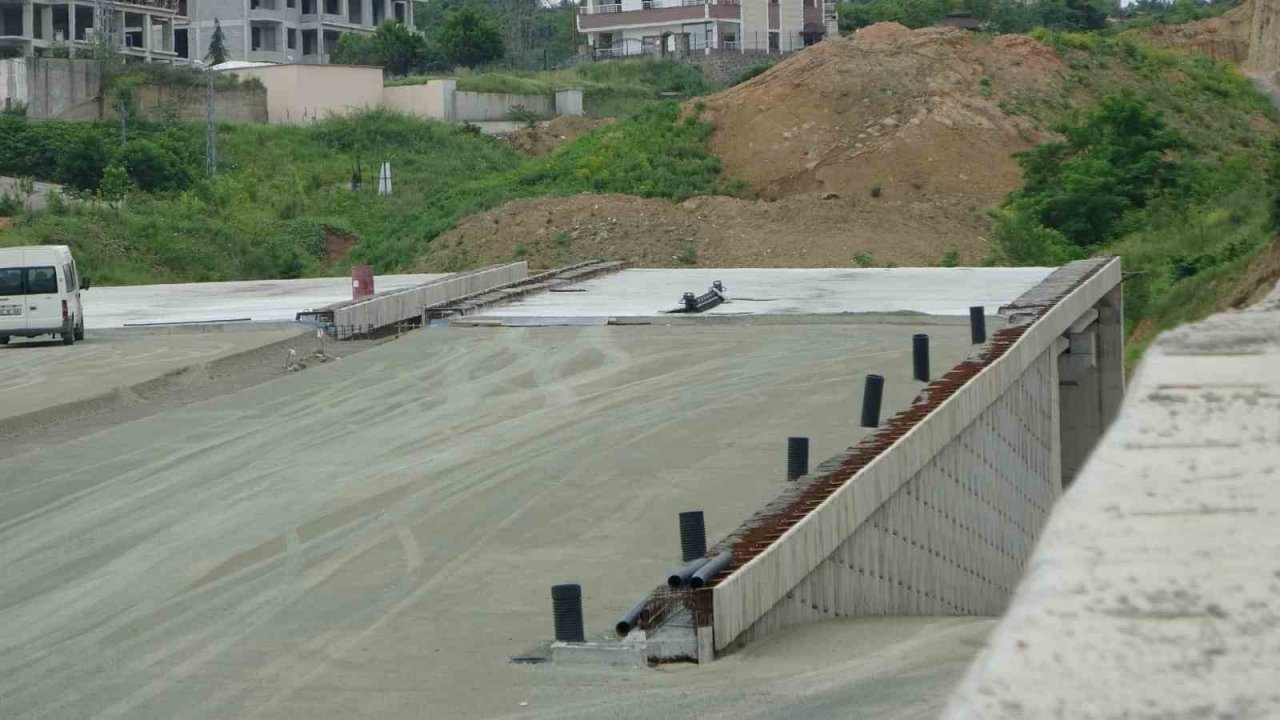 Türkiye’nin en maliyetli şehir içi yollarından Kanuni Bulvarı’nda çalışmalar hız kesmiyor