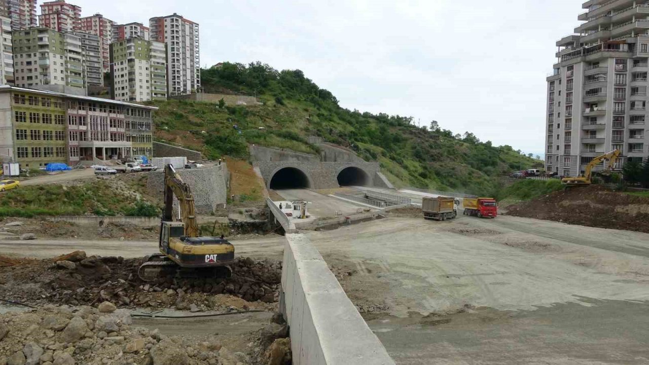 Türkiye’nin en maliyetli şehir içi yollarından Kanuni Bulvarı’nda çalışmalar hız kesmiyor