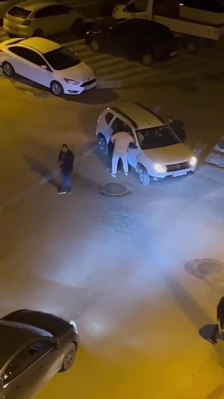 Tuzla’da otomobil içindeki kişilere yumruk ve sopayla saldırdılar