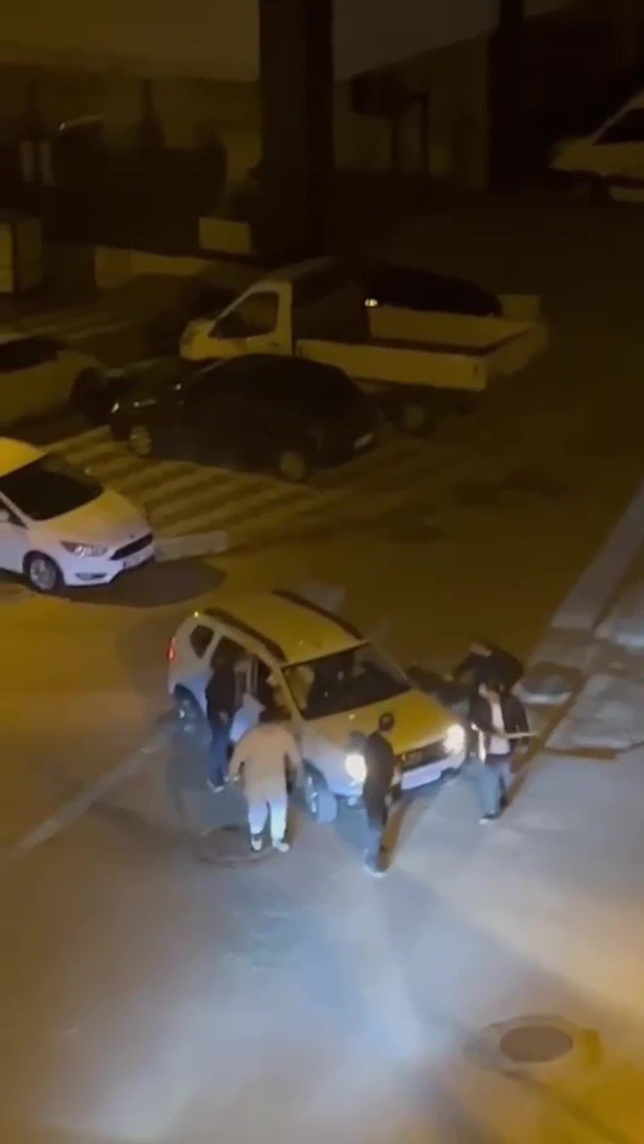 Tuzla’da otomobil içindeki kişilere yumruk ve sopayla saldırdılar