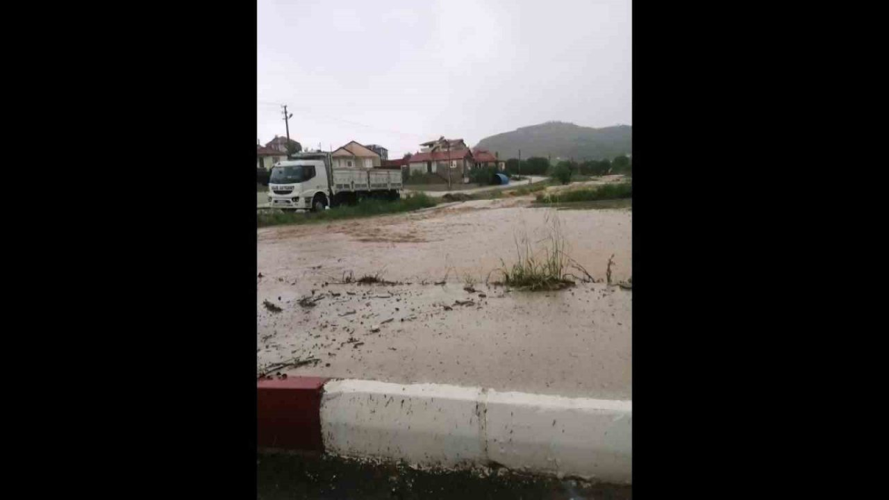 Eşme’de yağış hayatı olumsuz etkiledi