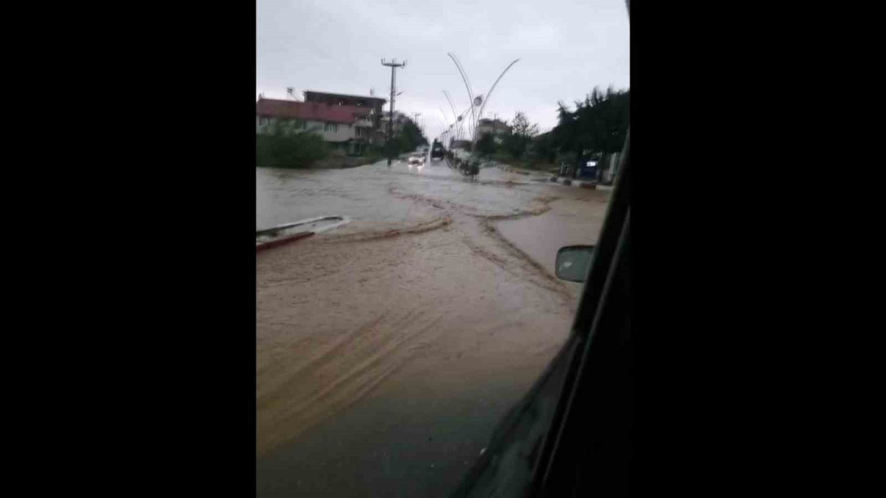 Eşme’de yağış hayatı olumsuz etkiledi