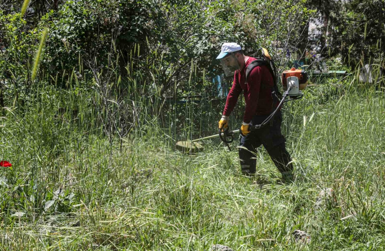 Van Büyükşehir’den mezarlıklarda bakım ve temizlik çalışması