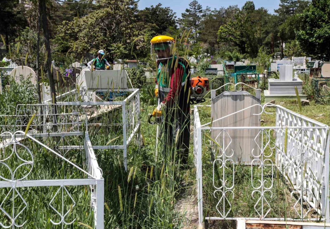 Van Büyükşehir’den mezarlıklarda bakım ve temizlik çalışması