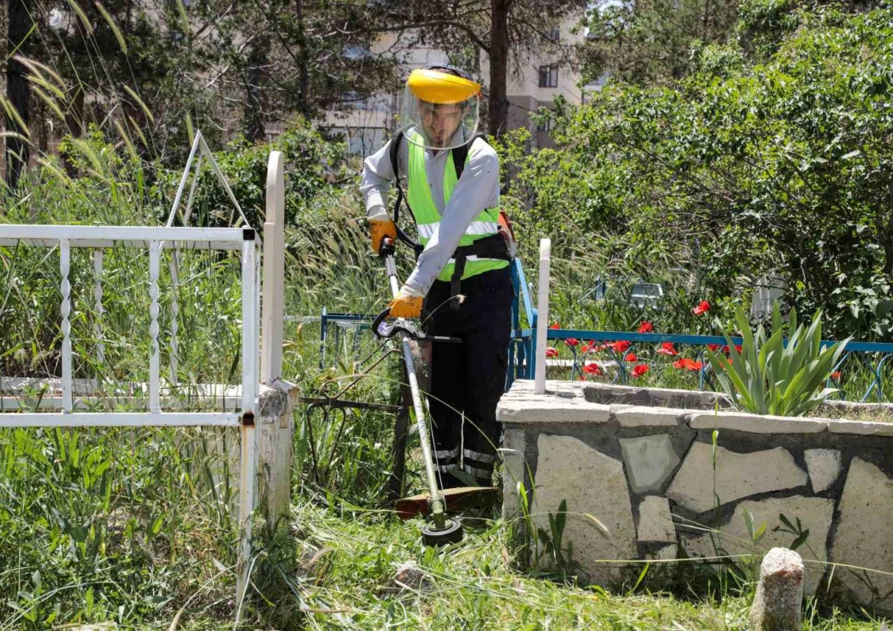 Van Büyükşehir’den mezarlıklarda bakım ve temizlik çalışması